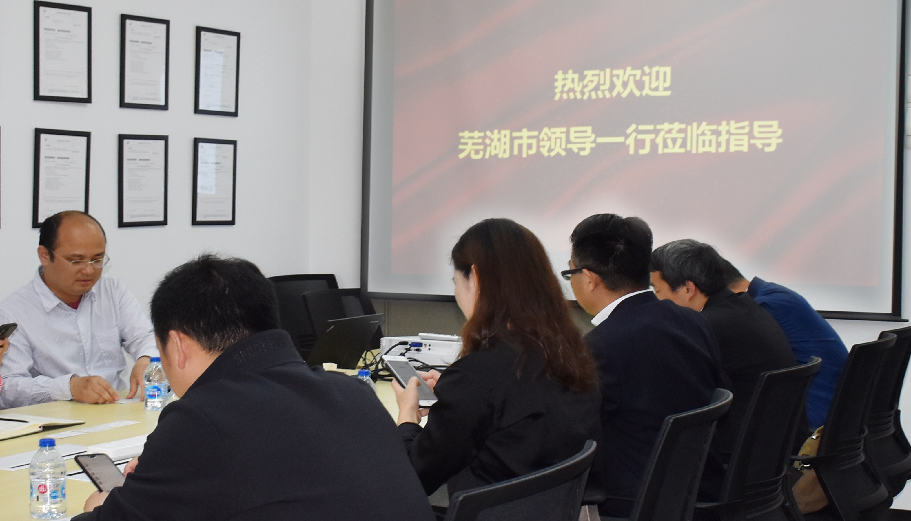 芜湖市领导莅临纳深机器人调研指导(图1) 芜湖市领导莅临纳深机器人调研指导(图1)