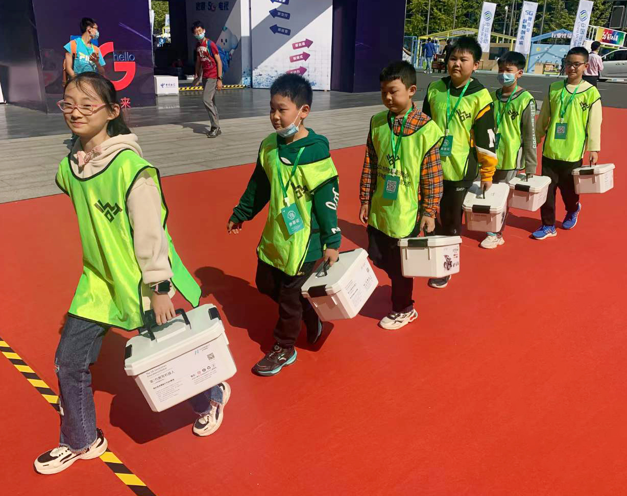 纳深第5代教育机器人助力青少年物联网创新创客大赛(图2) 纳深第5代教育机器人助力青少年物联网创新创客大赛(图2)