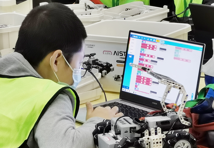 纳深第5代教育机器人助力青少年物联网创新创客大赛(图4) 纳深第5代教育机器人助力青少年物联网创新创客大赛(图4)